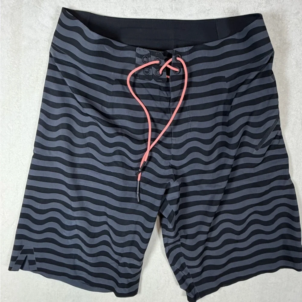 Lululemon Athletica Size Large Black and Gray Wave Pattern Men's Swim Shorts